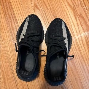 YEEZY 350 v2 core black - size 5.5 Y comes with box